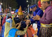 Ikut Karnaval dan Pawai Budaya di Kota Makasar, dr Susanti Berikan Pakaian Adat Simalungun ke Ketua APEKSI