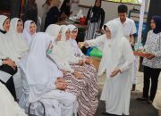 Wali Kota dr Susanti Bersama Ketua Dekranasda Tepung Tawari Jemaah Haji/Hajjah