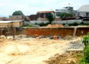 Lokasi Lantai yang Amblas di Tutup Tripleks. Kasek SMPN 1 Pematang Siantar dan PT SMK “Bungkam”.