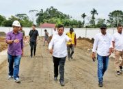 Bupati Radiapoh Meninjau Progres Pembangunan Stadion Mini Pematang Raya