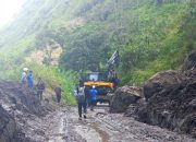 Pemkab Simalungun Turunkan Alat Berat, Tanggulangi Jalan Haranggaol Yang Tertimbun Material Longsor