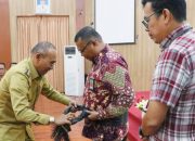 Dihadiri Bupati Simalungun, Kegiatan Entry Meeting BPK RI Ditandai dengan Pemberian Cendera Mata 