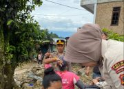 Tim Dokkes Polres Simalungun Berikan Pelayanan Kesehatan Korban Banjir di Parapat