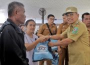 Bupati Simalungun Salurkan Bantuan Paket Sembako dari Wapres RI Kepada Korban Banjir di Parapat