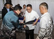 Ephorus GKPS Pdt Dr Deddy Fajar Purba STh Sematkan Hiou Pamotting Kepada Wali Kota Pematangsiantar Wesly Silalah