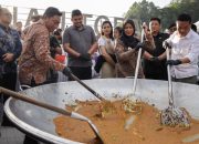 Wawako Pematangsiantar Herlina Hadiri Acara Mangan Baggal Dalam Rangka Peringatan HUT ke-77 Prov Sumut di Pantai Bebas Parapat