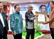 Bupati Simalungun Terima Penghargaan Sahabat Pers Indonesia dari SMSI