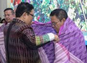 Hadiri Acara Pembukaan Sidang Sinode Bolon ke-46 GKPS, Wali Kota Siantar Wesly Silalahi Disematkan Hiou