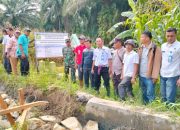 Pembangunan Paret Pasangan Tersier Dikeejakan Dengan Pengawasan Camat