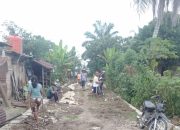 Warga Mekar Bahalat Gotong Royong Dijalan Desa Pemerintah Desa Mau Bangun Rabat Beton