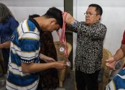 Wesly Kalungkan Medali dan Serahkan Piala Kepada Pemenang Turnamen Futsal Antar Instansi Piala Wali Kota Pematangsiantar