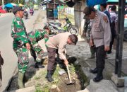 Kapolsek Serbalawan Bersama Forkopimca dan Masyarakat Laksanakan Kerja Bakti Bersihkan Parit Buangan Air, Cegah Banjir di Musim Penghujan