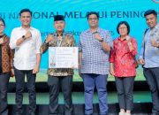 Bupati Simalungun Terima Piagam Penghargaan TPAKD Terbaik