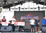 Wakil Bupati Samosir Serahkan Hadiah kepada Juara Trail Of The King 2025 