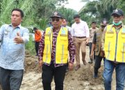 Tinjau Lokasi Longsor yang Memutus Akses Jalan Provinsi.Bupati Simalungun Perintahkan Kadis PUPR: “Buatkan jalan darurat dan segera laporkan ke provinsi”