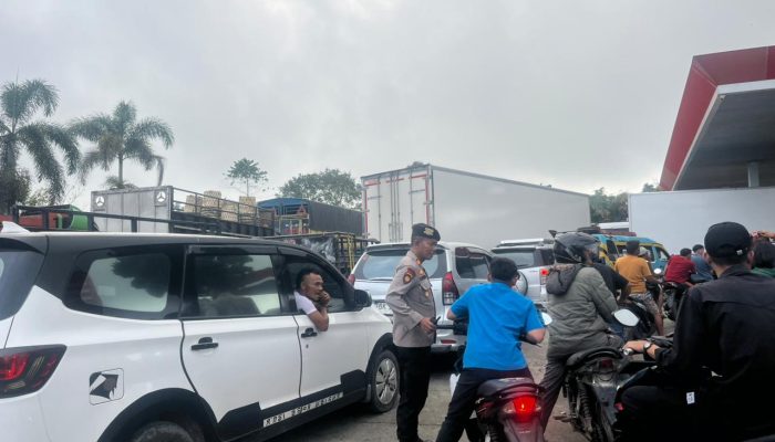 Polres Simalungun Atur Arus Lalin di SPBU Raya, Antrean BBM Lancar!