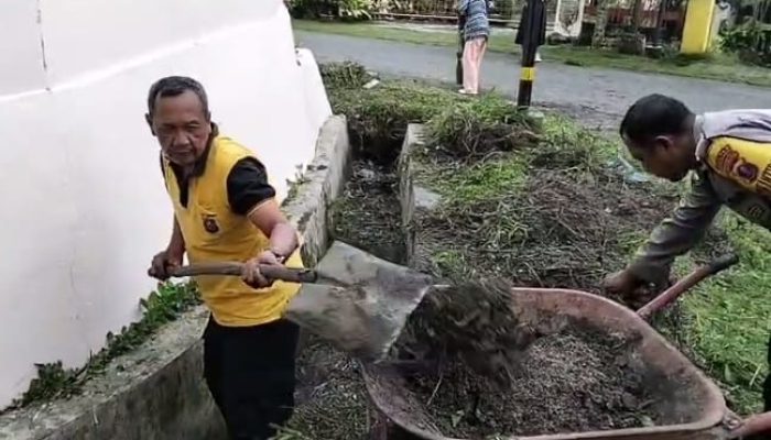 Bhabinkamtibmas Polsek Siantar Barat Turun ke Lapangan, Gotong Royong Bareng Warga