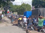 Antrean Panjang Kendaraan di SPBU 14.211.205 Jalan Ahmad Yani, Warga: “Sudah Satu Jam Lebih, Tidak Bergerak!”