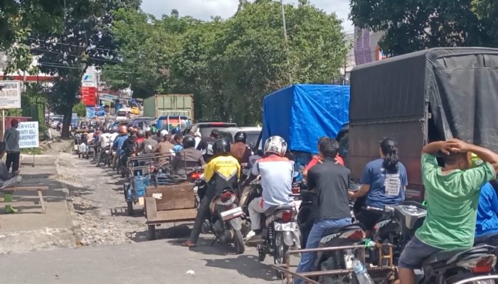 Antrean Panjang Kendaraan di SPBU 14.211.205 Jalan Ahmad Yani, Warga: “Sudah Satu Jam Lebih, Tidak Bergerak!”