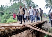 Tinjau Jalan Putus Akibat Longsor, Bupati Simalungun Himbau Masyarakat Untuk Berhati-hati