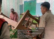 Tim Samapta Polres Simalungun Bantu Evakuasi Barang Warga Korban Bencana Angin Putting Beliung