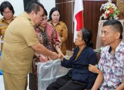 Wali Kota Pematangsiantar Bagikan Bingkisan Natal kepada Petugas Kebersihan dan Penyandang Disabilitas