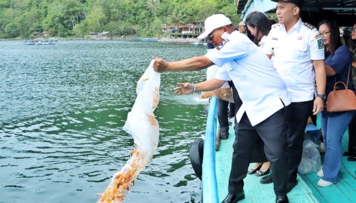 Pemkab Simalungun Tebar 1 Juta Benih Ikan di Danau Toba untuk Tingkatkan Hasil Tangkapan Nelayan
