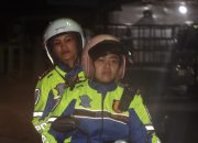 Kapolres Pematangsiantar Tinjau Langsung Pengamanan Ibadah Malam Natal 2025. Berboncengan Menggunakan Sepeda Motor