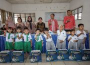 Ketua TP PKK Pematangsiantar Serahkan Seragam dan Pakaian Olahraga PAUD SAB