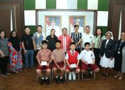 Wali Kota Pematangsiantar, Wesly Silalahi, Menerima Siswa Berprestasi