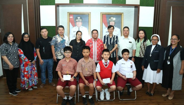 Wali Kota Pematangsiantar, Wesly Silalahi, Menerima Siswa Berprestasi