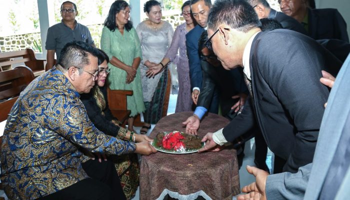 Wali Kota Pematangsiantar Terima Dayok Nabinatur dari GKPS Resort Siantar 1