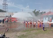 Puluhan Siswa TK Kunjungi Kantor Damkar Sei Piring Diguyur Air Damkar