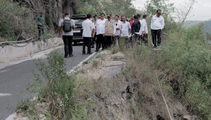 Bupati Simalungun Turun Langsung Meninjau Jalan yang Longsor di Haranggaol