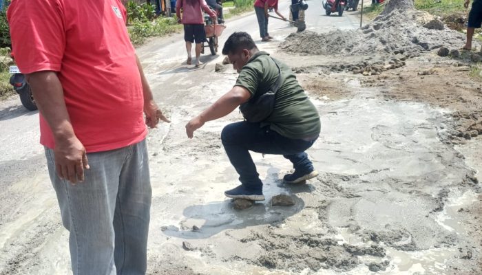 Kecamatan Tanah Jawa Perbaiki Jalan Provinsi yang Rusak