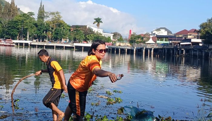 Kapolres Samosir Ganti Olahraga dengan Aksi Bersih-bersih di Water Front Pangururan dan Tepi Danau Toba
