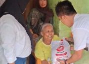 Tim Milenial Novri Ompusunggu Salurkan Bantuan untuk Lansia di Desa Bosar Galugur