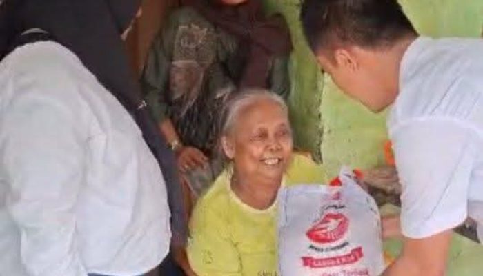 Tim Milenial Novri Ompusunggu Salurkan Bantuan untuk Lansia di Desa Bosar Galugur
