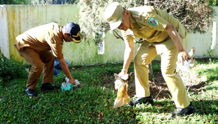 Dukung Gerakan Indonesia ASRI, Bupati Simalungun Ajak ASN Lakukan Kegiatan Bersih-bersih Lingkungan Kerja Usai Apel Pagi