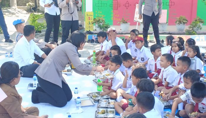 Kapolres Samosir Tinjau Program Makan Bergizi Gratis di SD Negeri 10 Lumban Suhi-suhi Toruan