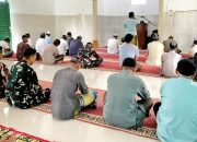 Bersama Warga, Anggota Satgas TMMD ke 127 Kodim 0207/Simalungun, Laksanakan Sholat Jum’at Bersama
