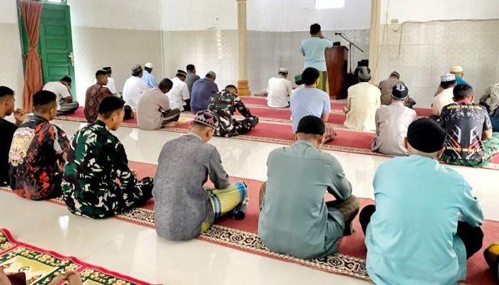 Bersama Warga, Anggota Satgas TMMD ke 127 Kodim 0207/Simalungun, Laksanakan Sholat Jum’at Bersama