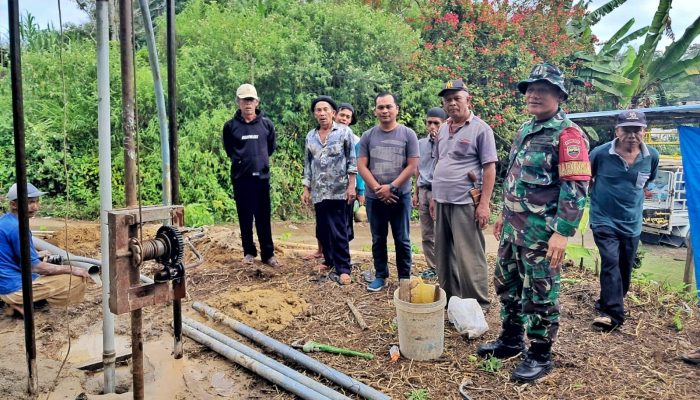 Satgas TMMD Ke-127 Kodim 0207/Simalungun dan Warga Gotong Royong Bangun Sumur Bor di Nagori Dame Raya