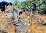 Satgas TMMD Ke-127 Kodim 0207/Simalungun Bersama Warga Laksanakan Pengerjaan Saluran Drainase di Nagori Bahapal