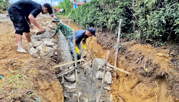Satgas TMMD Ke-127 Kodim 0207/Simalungun Bersama Warga Laksanakan Pengerjaan Saluran Drainase di Nagori Bahapal