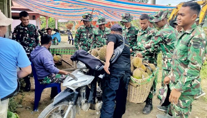 Borong Durian Warga, Satgas TMMD Ke-127 Kodim 0207/Simalungun Bantu Dongkrak Ekonomi Petani