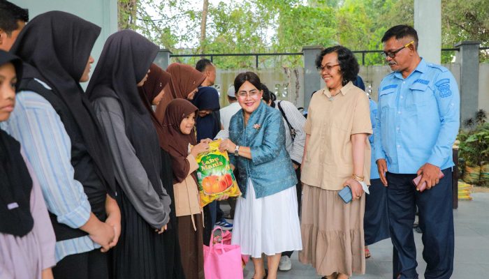 Ny Liswati Wesly Silalahi Bagikan Tali Asih di Dishub Pematangsiantar