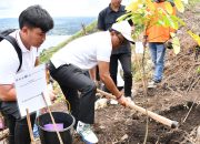Wabup Samosir Tanam Pohon di Lereng Gunung Pusuk Buhit, Perkuat Komitmen Pelestarian Alam.