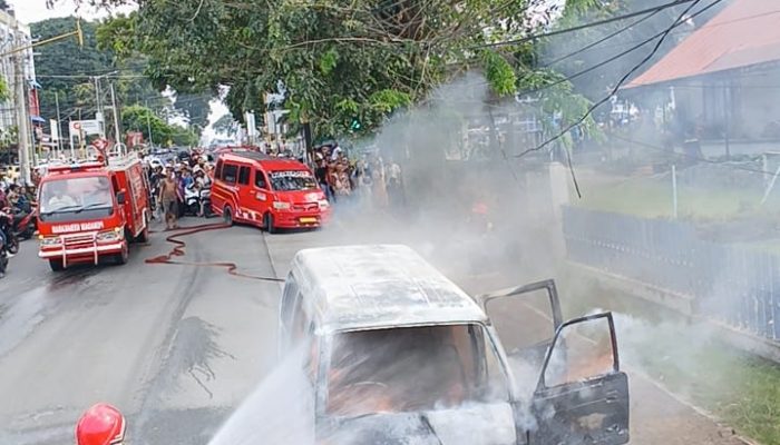 Mobil Carry Terbakar di Jalan Sudirman, Polsek Siantar Barat Gerak Cepat Amankan TKP