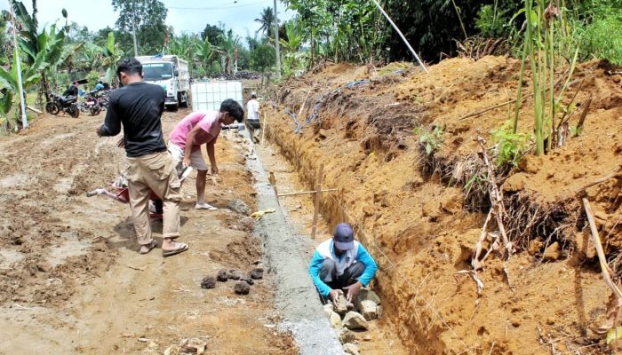 Satgas TMMD ke-127 Kodim 0207/Simalungun dan Warga Bahapal Kebut Pengerjaan Drainase